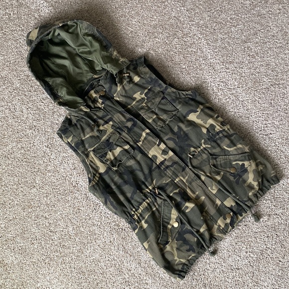 Fashionomics Camo Denim Utility Vest - Picture 3 of 15
